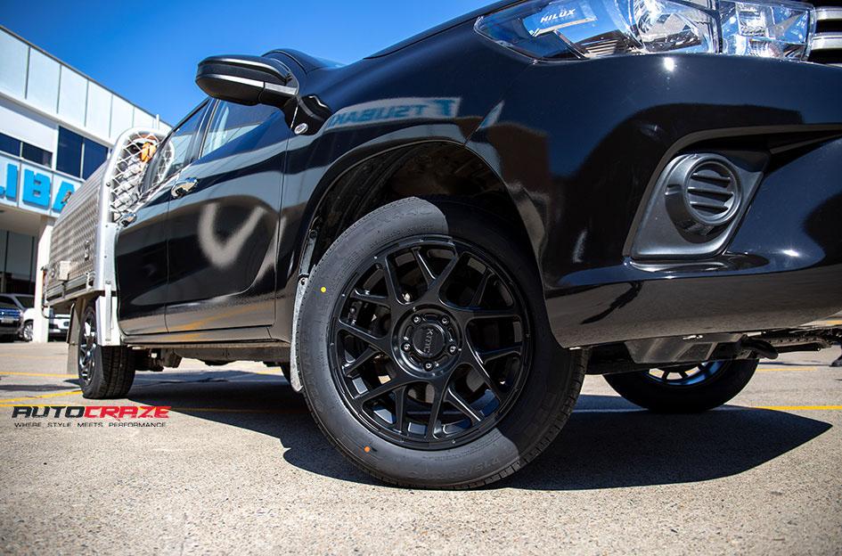 TOYOTA HILUX 2WD (2005 ONWARDS) BULLY KM708 SATIN BLACK